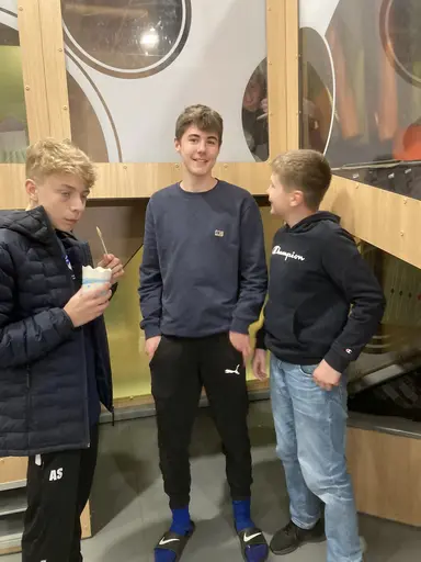 Grabbarna börjar bli stora, då detta var sista Vänerns Pärla. Dock är lekrummet på Mc Donalds fortfarande omåttligt populärt!