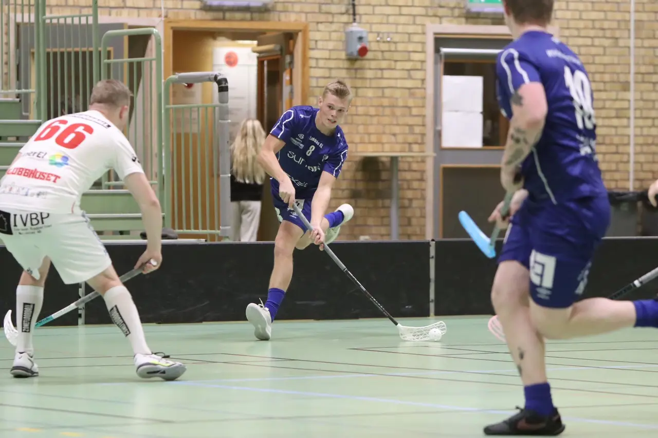 Tremålsskytten Lukas Joelsson i färd att göra 6-2 till FIBF.