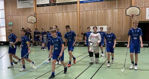 Glada killar efter matchen och dessutom nya vattenflaskor med ställ sponsrade av familjen Löfborg! Vi tackar och bockar!!