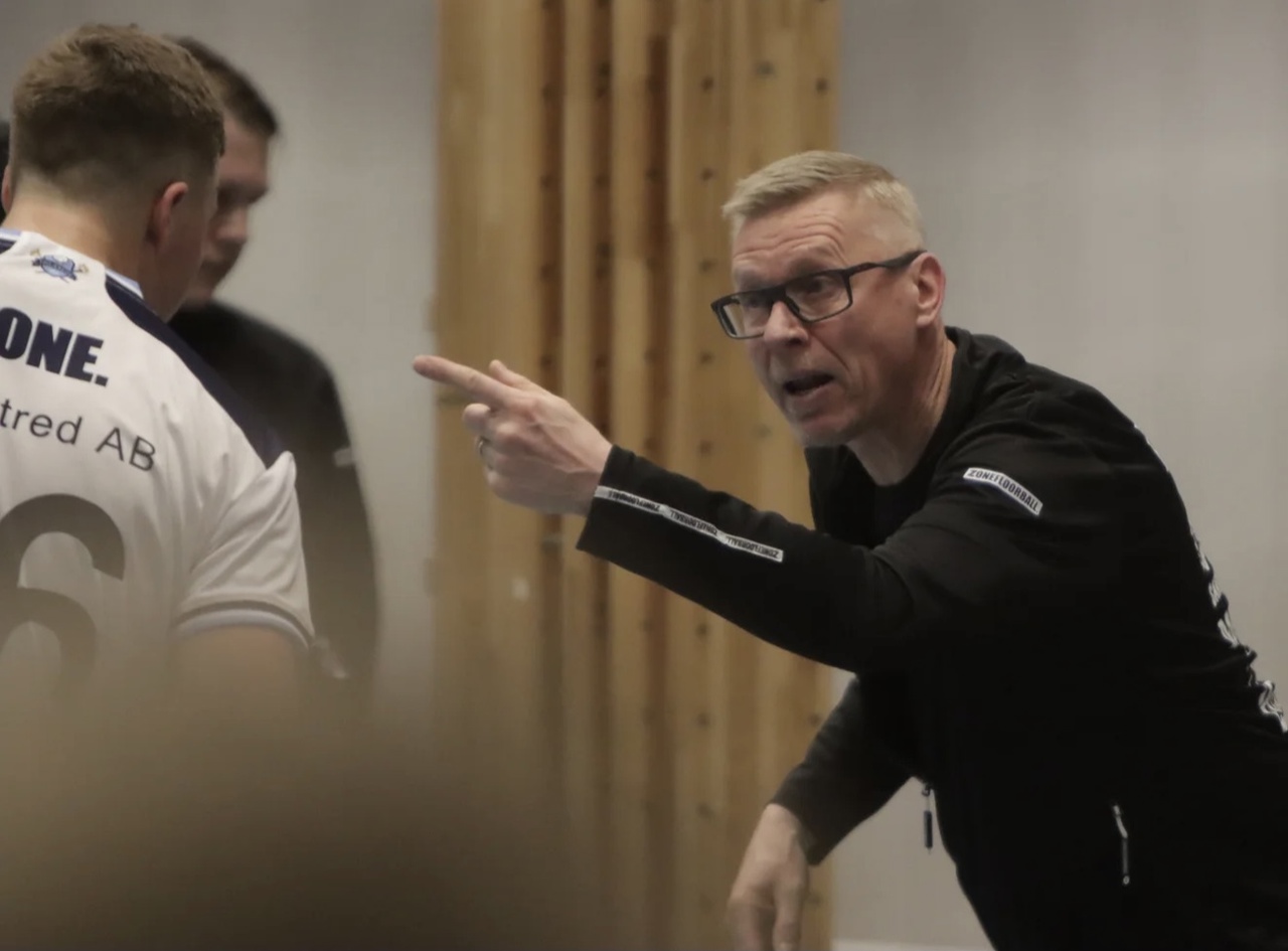 Olofsson hade fullt upp att coacha vid premiärmatch med nerver.