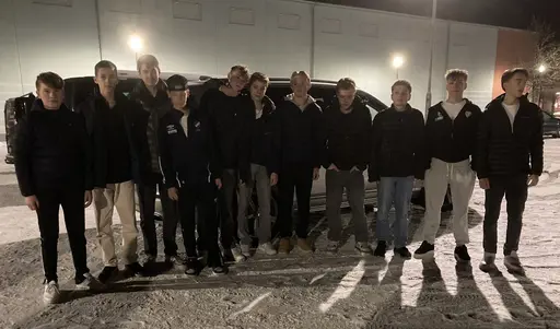 Sofia serverade fantastisk mjuk pepparkaka i kiosken på Svenljungamatchen! Grabbarna redo för hemfärd från Tranemo och mest taggad för resan är Dawid som får veckla ihop benen i 7-sitsbaksätet!