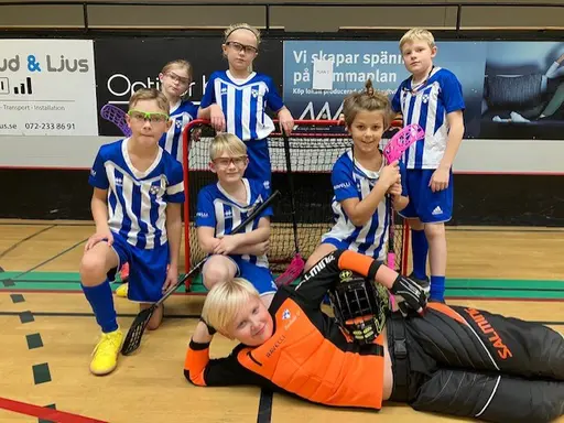Bilden till vänster inför matcherna, bilden till höger efter matcherna.