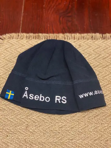 Keps - 150 kr. Tjockare mössa - 150 kr. Fleecemössa - 100 kr.