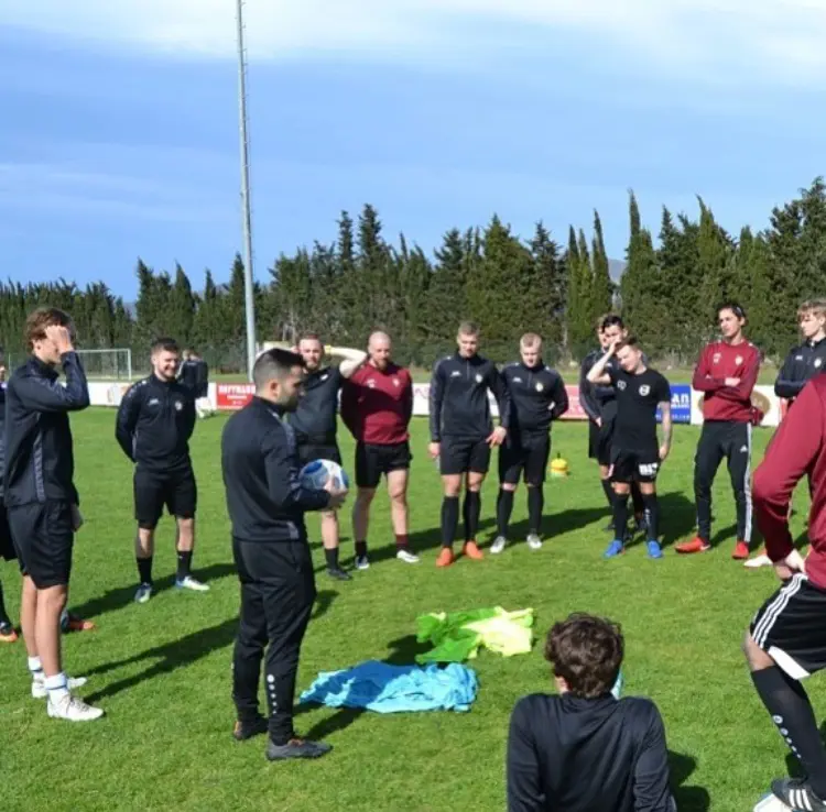 Musse Merzi tillsammans med laget under en samling på träningslägret i Spanien.