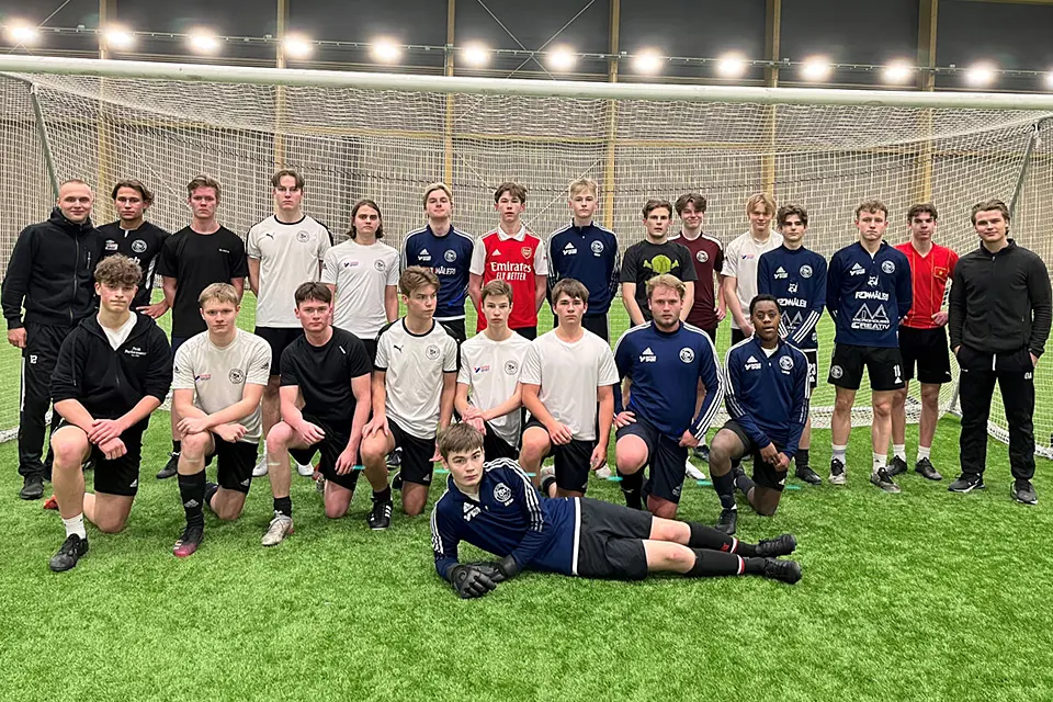 Tegs SK:s utvecklingslag tränar i Thorénhallen under försäsongen, här flankerade av Elias Holmström och Oskar Arvidsson.