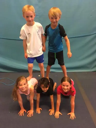 Härliga gymnaster med massor av positiv energi