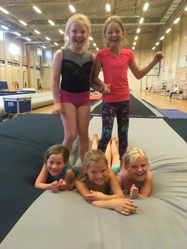 Härliga gymnaster med massor av positiv energi