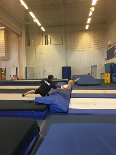 Härliga gymnaster med massor av positiv energi