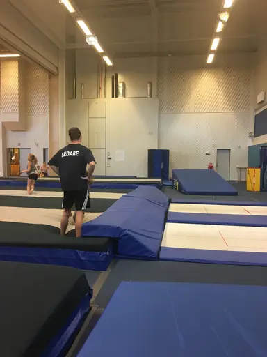 Härliga gymnaster med massor av positiv energi