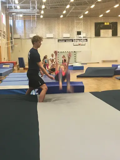 Härliga gymnaster med massor av positiv energi