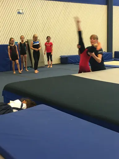 Härliga gymnaster med massor av positiv energi