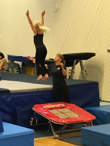 Härliga gymnaster med massor av positiv energi