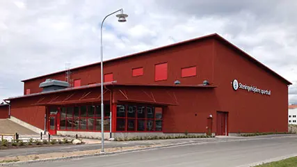 Steningehöjdshallen är en gymnastikanpassad hall med tumblinggolv, nedsänkta trampoliner och höj- och sänkbara skumgummigropar
