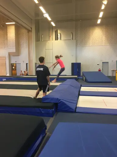 Härliga gymnaster med massor av positiv energi