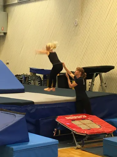 Härliga gymnaster med massor av positiv energi