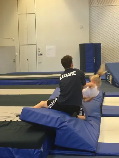 Härliga gymnaster med massor av positiv energi