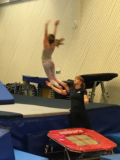 Härliga gymnaster med massor av positiv energi