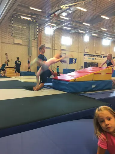 Härliga gymnaster med massor av positiv energi