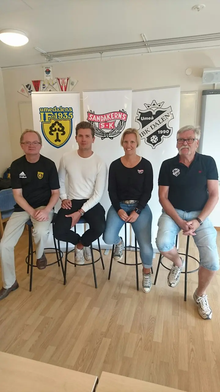 Andreas Ågren flankerad av Umedalens IF:s ordförande Mikael Berglund till vänster, Sandåkerns SK:s ordförande Johanna Vilhelmsson till höger och IBK Dalens ordförande Levi Bergström.