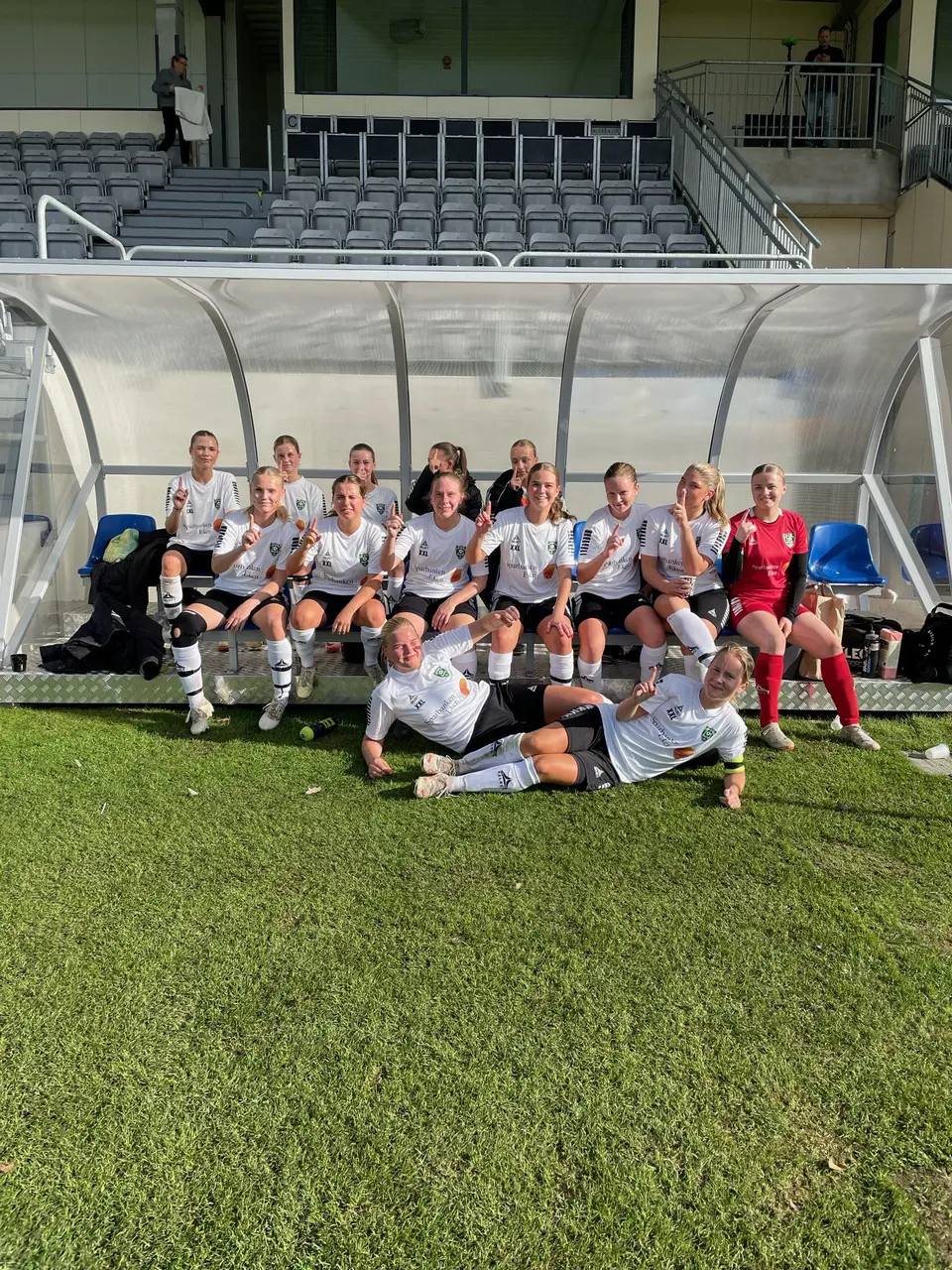 Tjejerna efter 3-3 matchen i mot FC Hessleholm