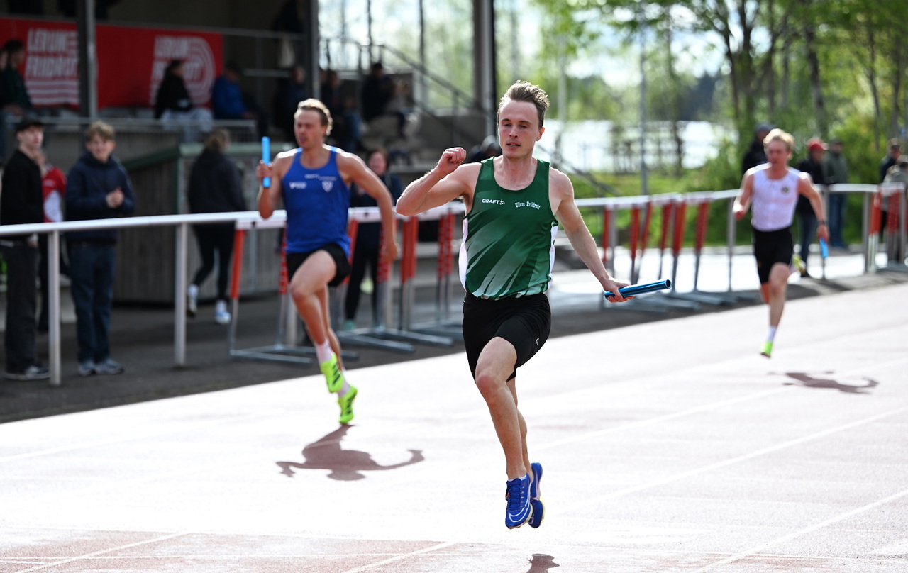 Arvid Gustafsson tar pinnen i mål under Lag-SM Kvalet förra helgen. Foto: Deca Text & Bild