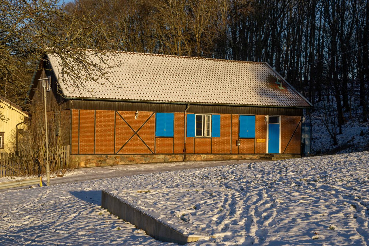 Fästet ligger vackert belägen nära Slottsskogsvallen.