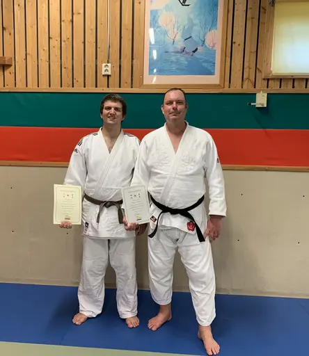 Lördagens gradering i fantastiska Frölunda JK gav klubben två nya svartabältade grader! Holger Lindström Shodan (1 Dan) Thomas Källberg Yondan (4 Dan) Bra jobbat, ihärdighet ger färdighet 🥋