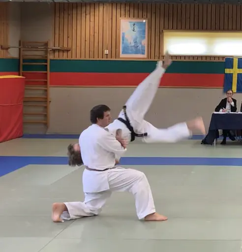 Lördagens gradering i fantastiska Frölunda JK gav klubben två nya svartabältade grader! Holger Lindström Shodan (1 Dan) Thomas Källberg Yondan (4 Dan) Bra jobbat, ihärdighet ger färdighet 🥋