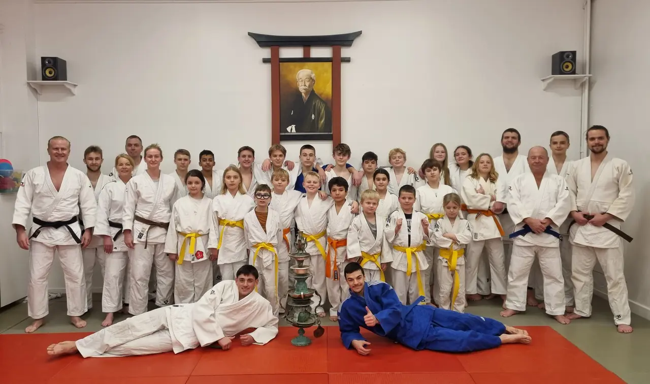 En samlingsbild från november 2023 när vi på Judoklubben Budo vann Judotävlingen Judits Pokal.