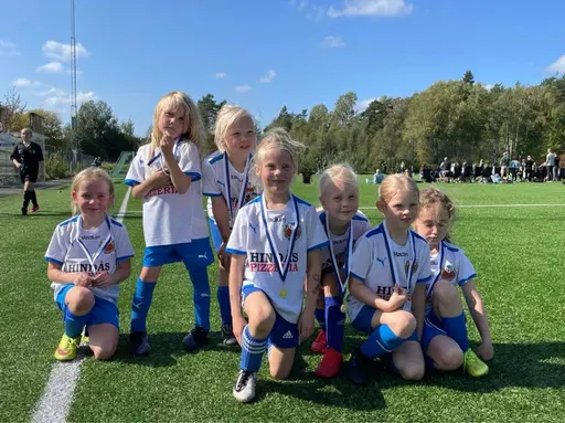 Glada spelare med medalj efter RAIS-cupen