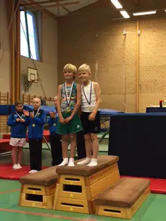 Zeb, Rita, Jennifer, Hampus och Oscar på pallen