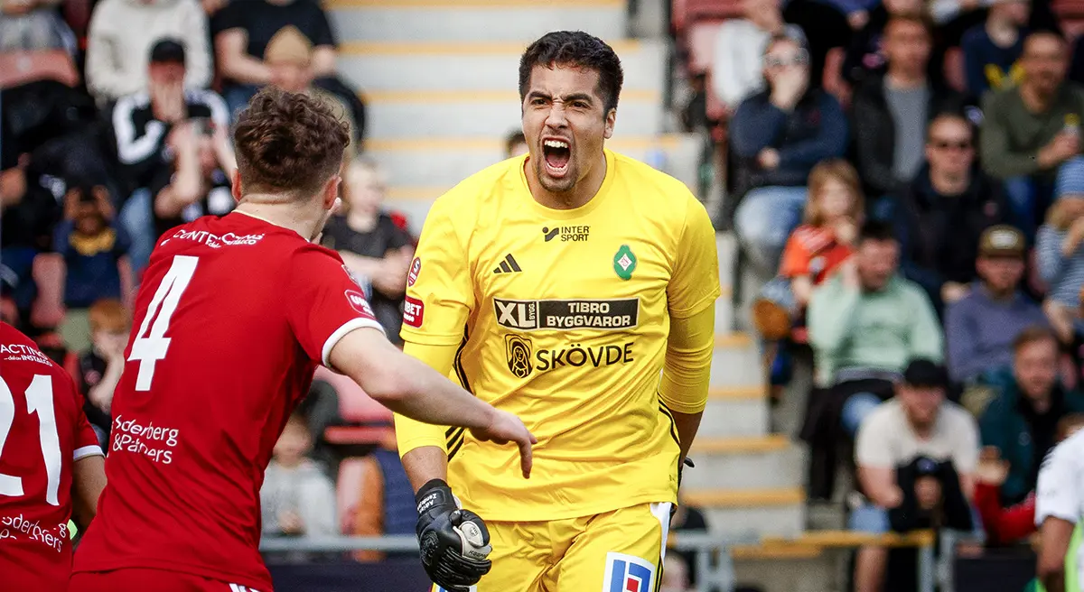 Adrian Zendejas peppar sina försvarare. Foto: Bildbyrån