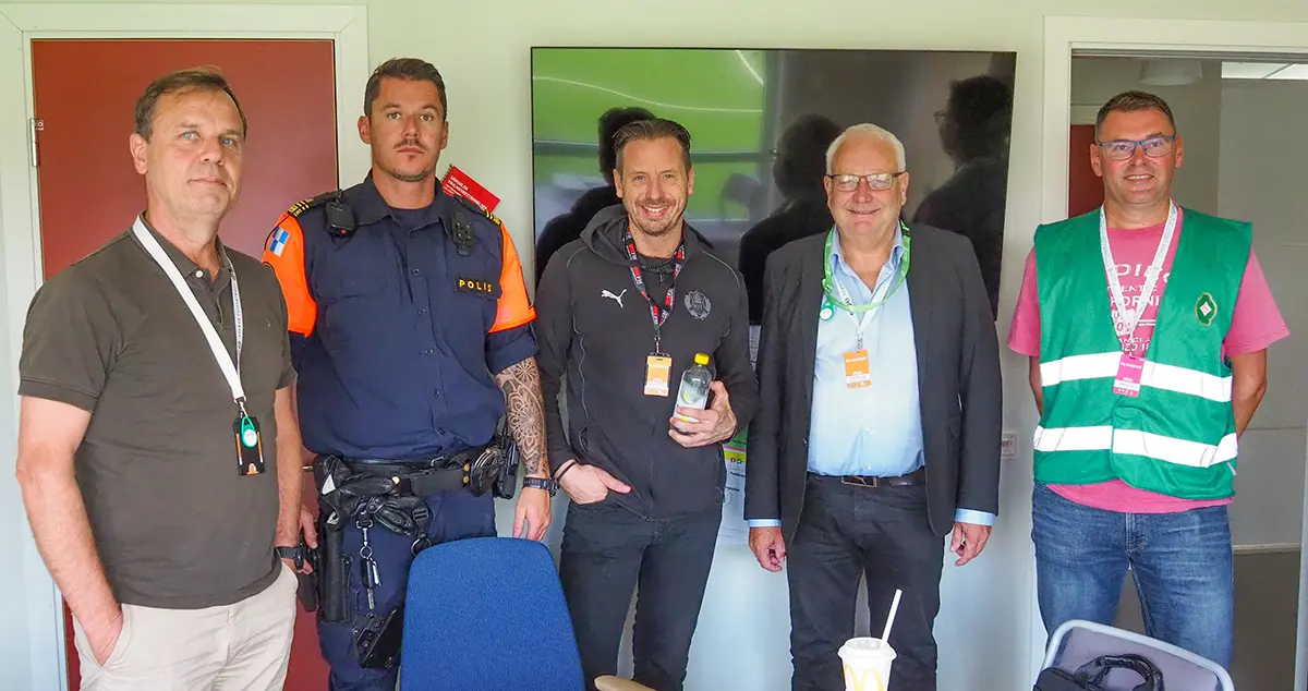 Några från samlingen innan matchen mot Helsingborg. Henke Westerberg, arenaansvarigt befäl, Frederik Ericsson HIF, Johan Gunnebo och Fredrik Andersson