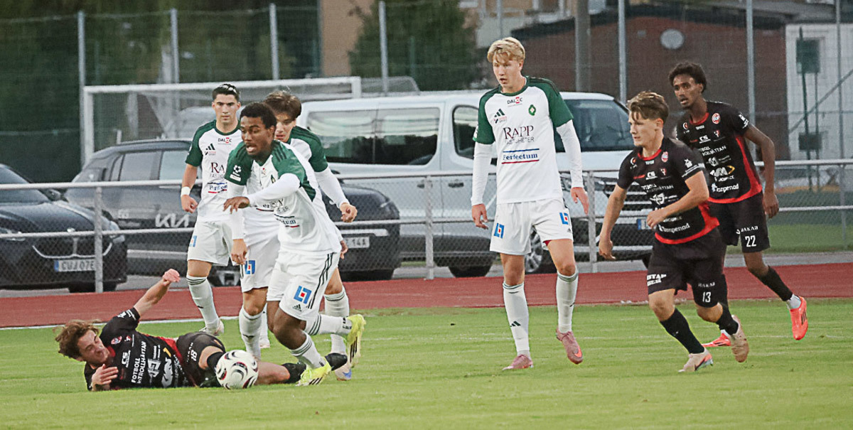 Esaïe Yoro  bryter och  startar ett anfall under överinseende av Erik Ström