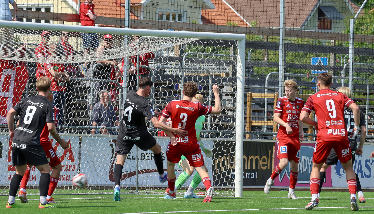 Nyblivne studenten Samuel Johnsson reducerade till 1-2 och inledde vändningen.