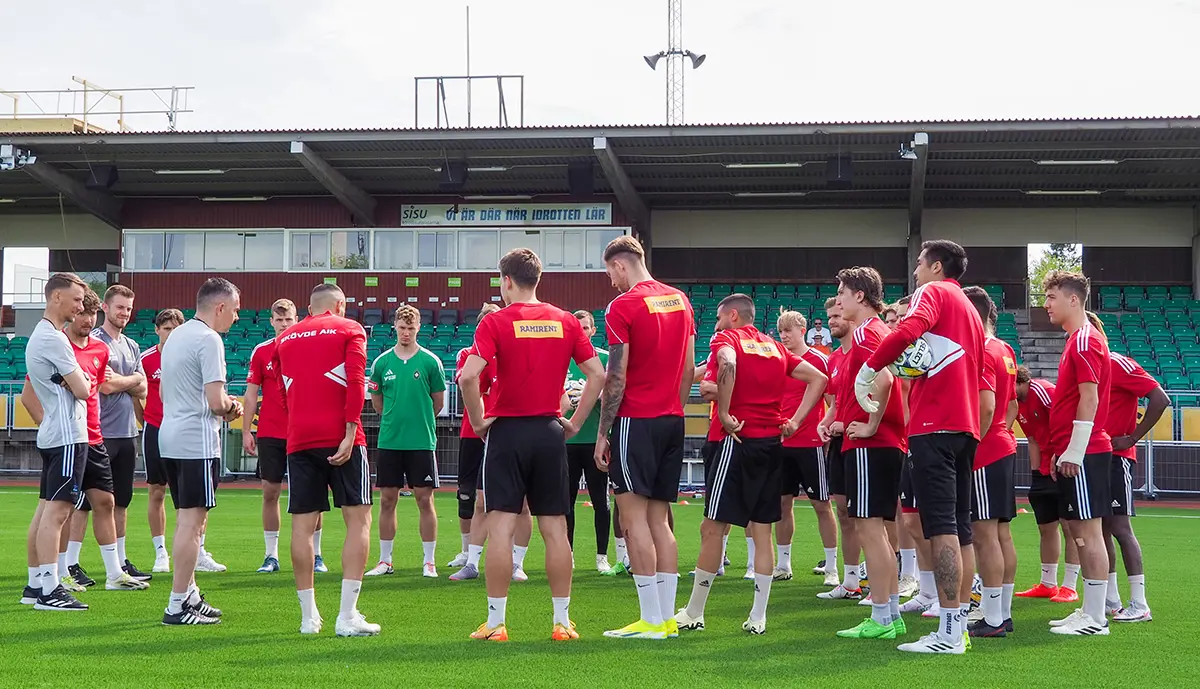 Srdjan och tränarteamet sätter igång den första träningen på konstgräset i onsdags