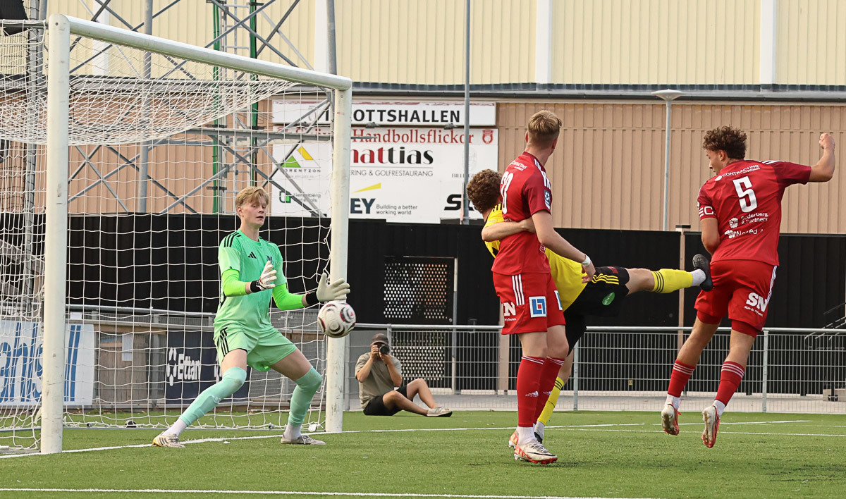 Hannes inledde målskyttet med en sedvanlig säker nick