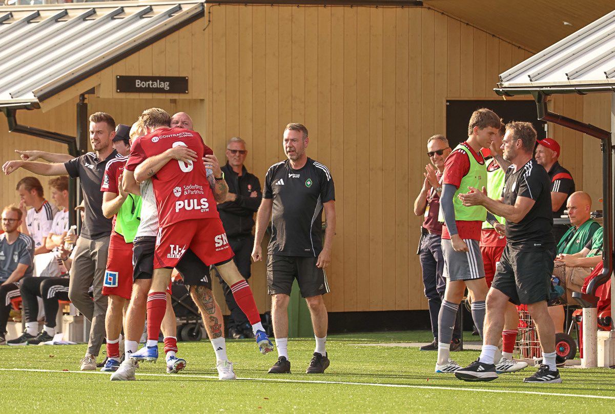 Vild glädje i Skövde AIK efter Alfons förlösande 2-1 mål.