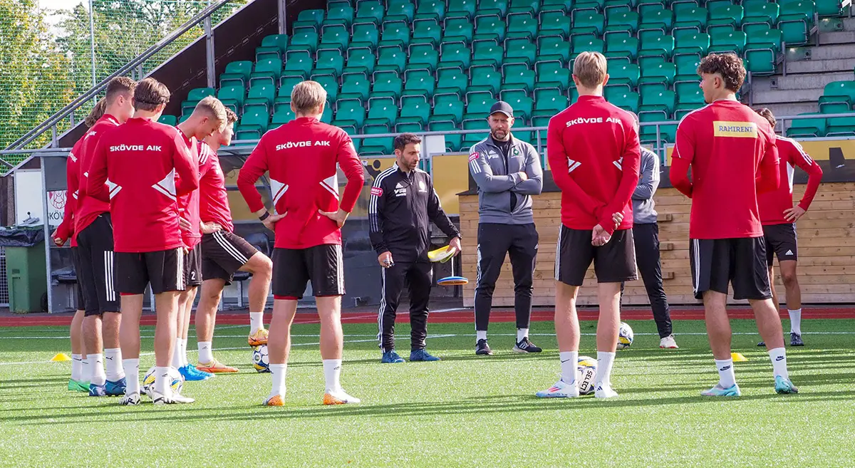 Charbel Abraham samlar killarna för dagens träning