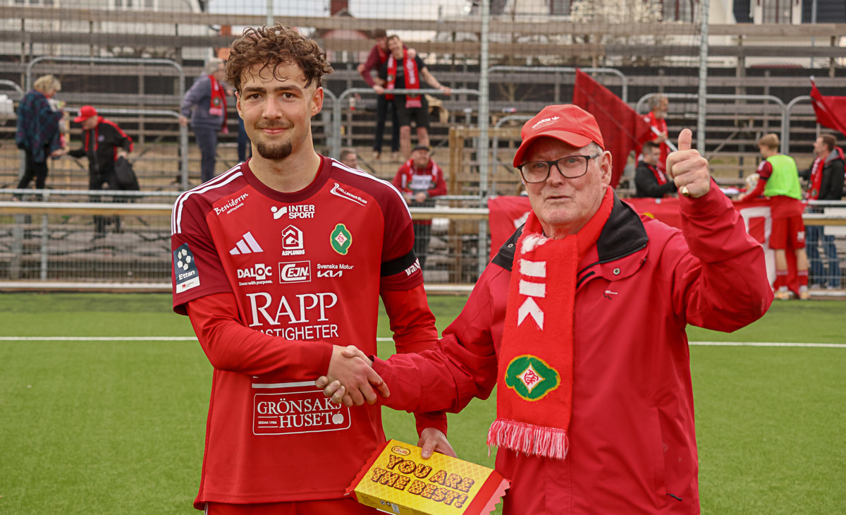 Hannes Forsgård fick ta emot priset som matchens lirare av Janne Svartén, Gamla AIK.