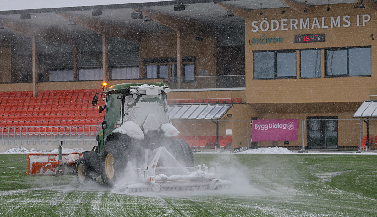 Momir Radic röjde förtjänstfullt i snöyran innan träningen.
