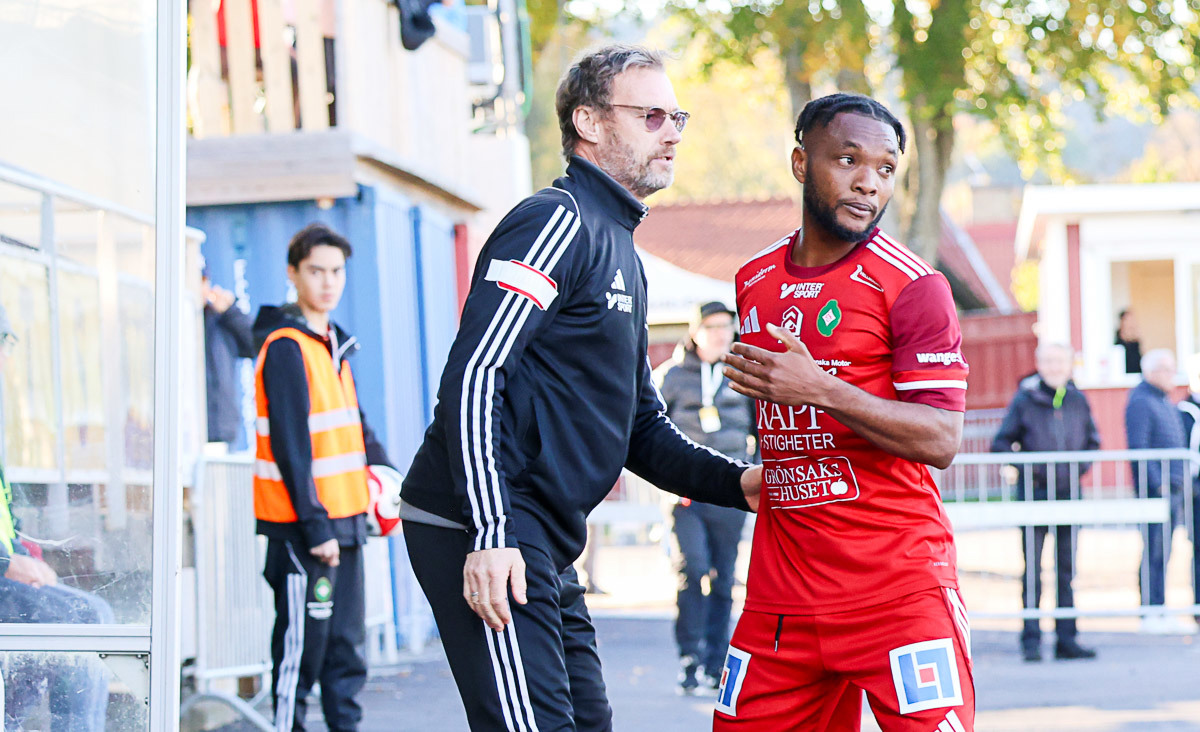 Enock klappas om av Svante efter målet