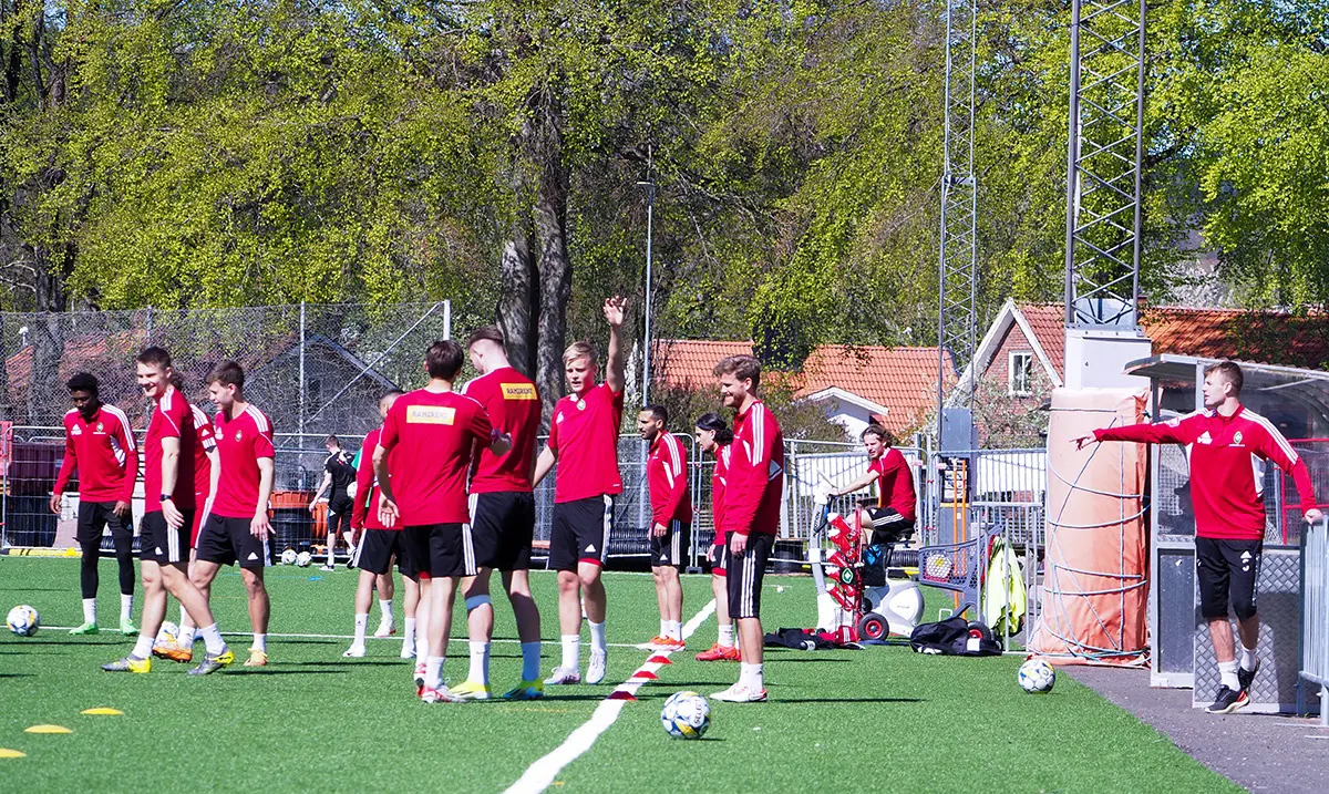 Södermalms IP visar sig från sin bästa sida på lördagsmorgonen, och laget tränar under överseende av en skadad och avstängd Filip