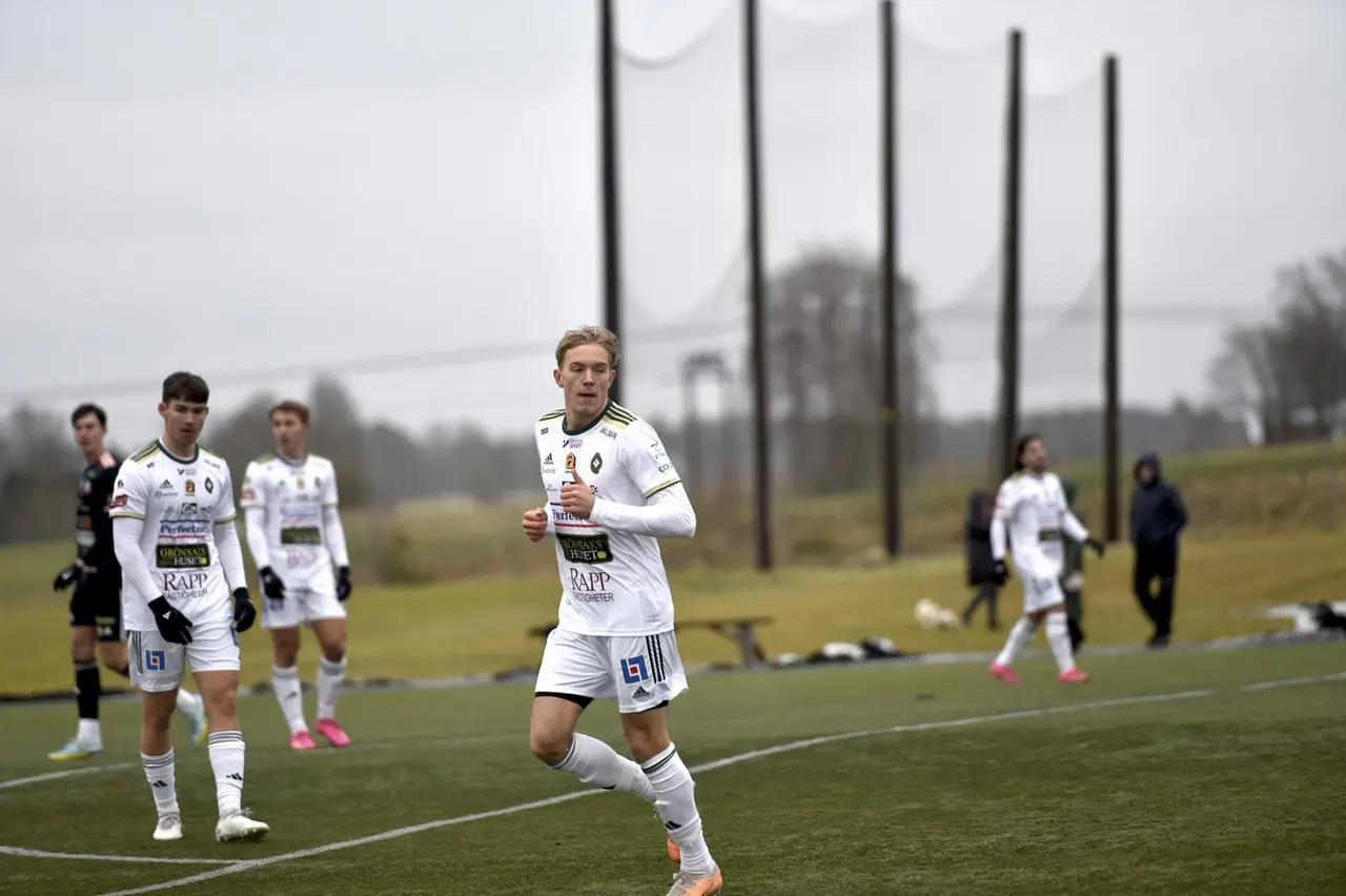 Emil Skillermo startade på mittfältet. Foto: Skövde Nyheter.