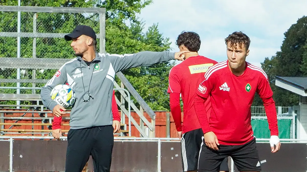 Jesper Lövdahl instruerar en fokuserad Filip Drinic.