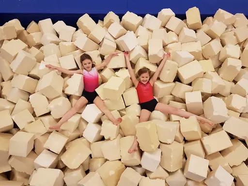 Hanna och Svea vilar i kuddgropen under ett av våra sportlovsläger