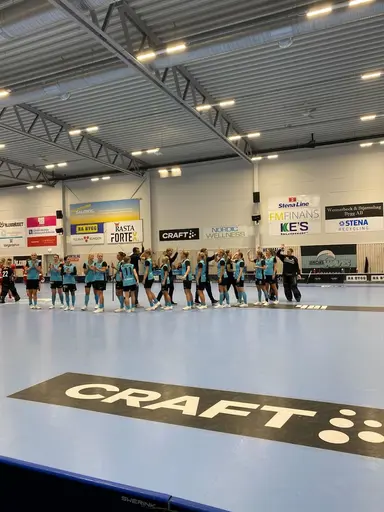Avtackning av Victoria Wallenstam, Anders Nilsson och Elin Nilsson samt segerjubel från gårdagens match.