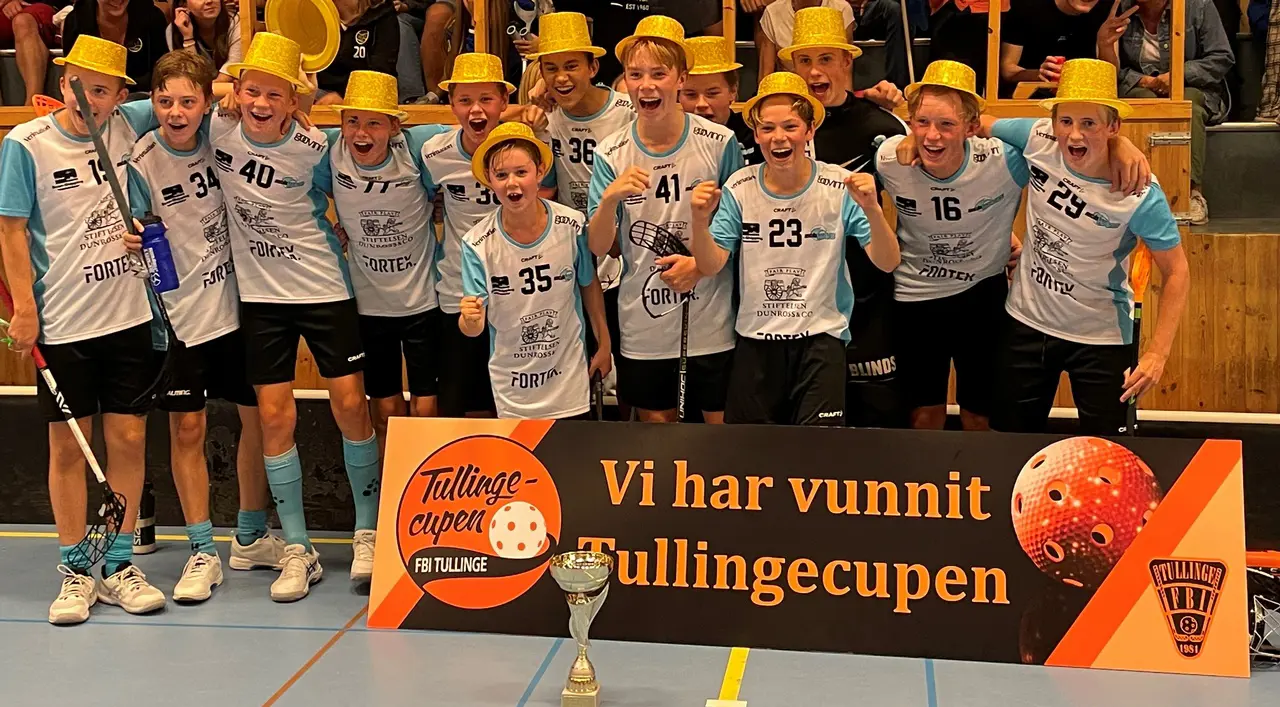 Stolta, trötta, grymma spelare firar segern.