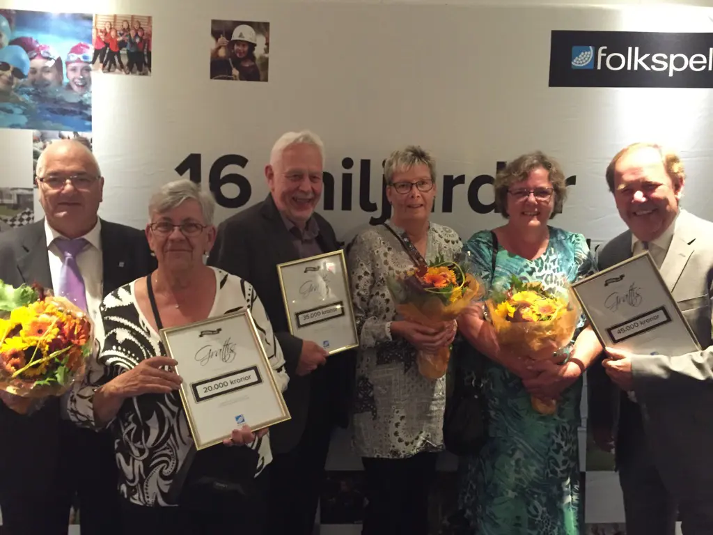 Glada vinnare från vänster: Egon o Svea Lindqvist, Västerviks FF, Kenneth o Kerstin Stenfelt, Mönsterås GoIF, Margaretha o Magnus Magni, Lindsdals IF