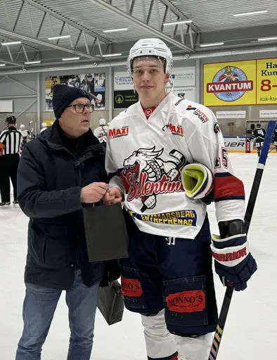 Matchens lirare: Victor Erixon och Andreas Ekström. Prisutdelare: Torpetsupportern Mats Johansson